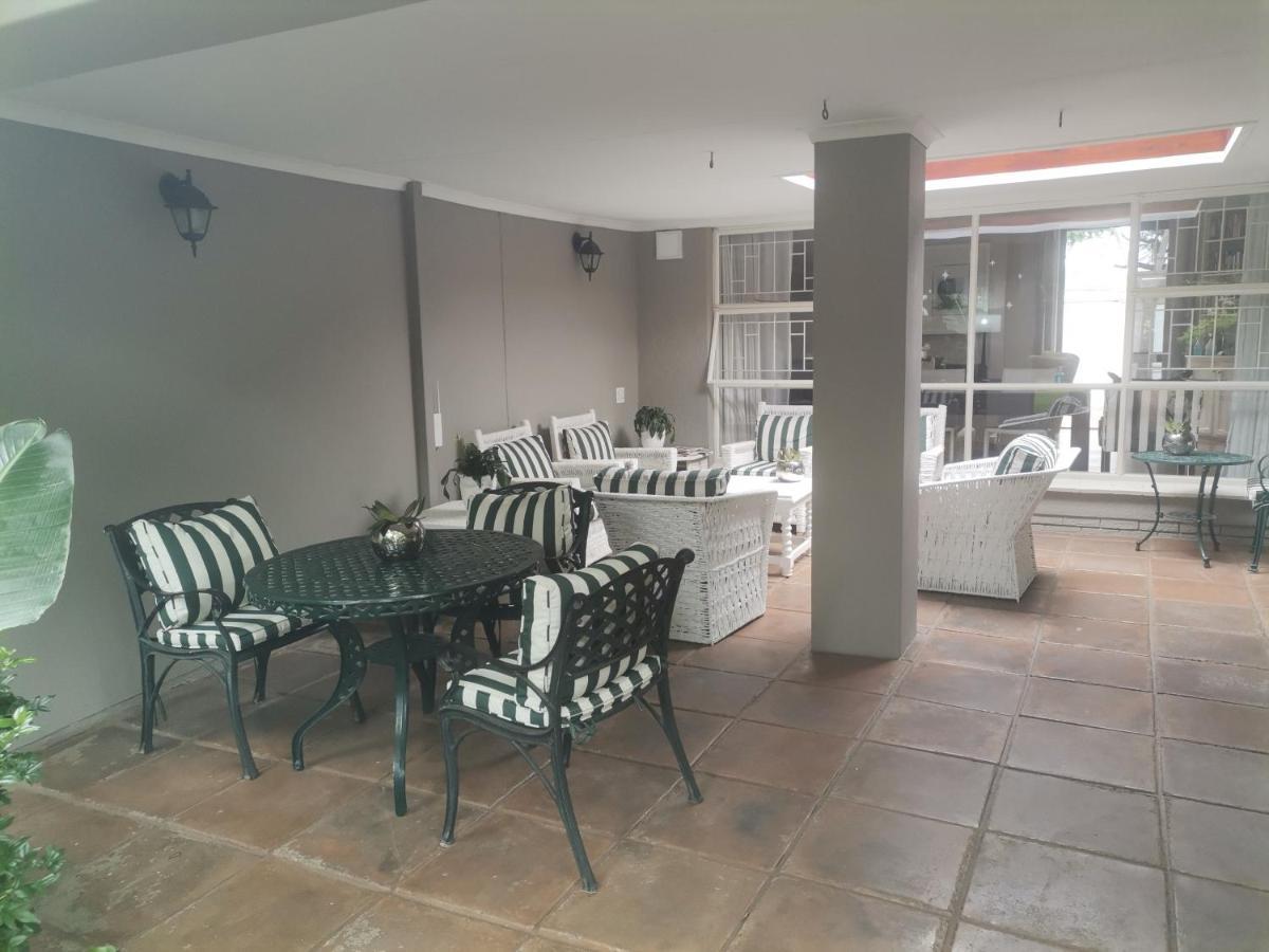 Rosebank Lodge Guesthouse By Claires Joanesburgo Exterior foto